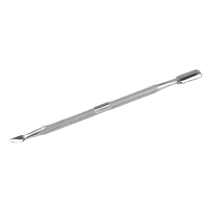 Nagelhautschieber aus Metall. Beidseitig verwendbar, mit geriffelter Mitte für besseren Halt. Ein Ende spitz, das andere flach.