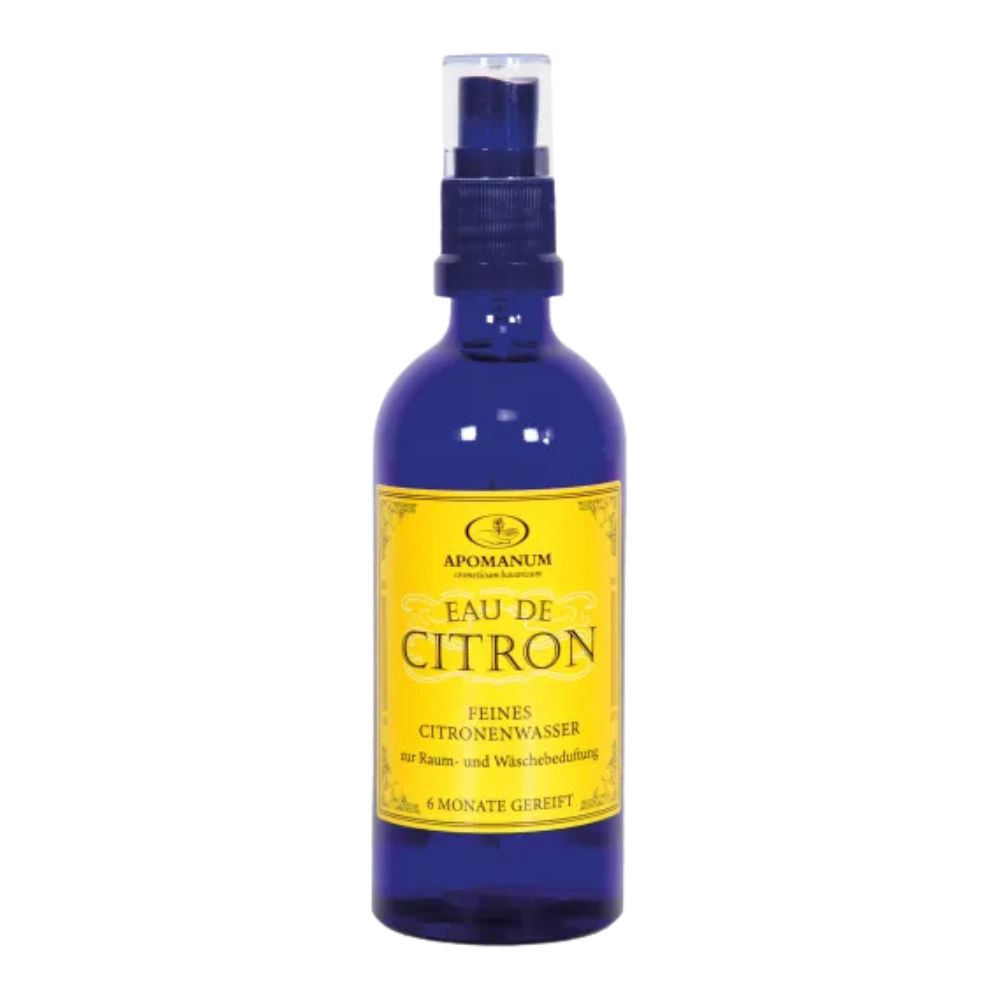 Blaue Glasflasche mit Sprühkopf. Gelbes Etikett mit Text: Eau de Citron, Feines Citronenwasser. Marke: Apomanum.