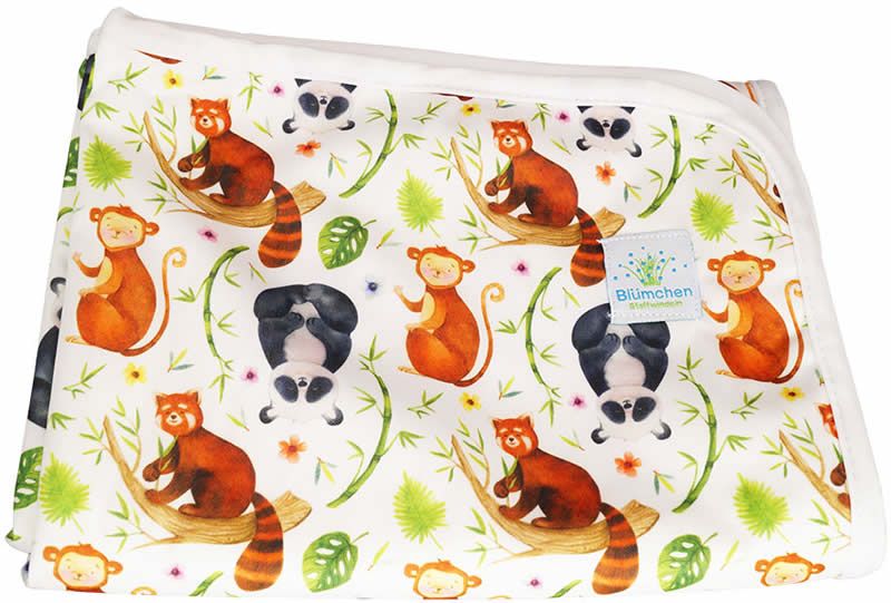 Wickelunterlage mit Panda-Motiv. Weiß, mit roten Pandas, Affen und Blättern bedruckt. Eckige Form mit weißem Rand. Blümchen-Logo.