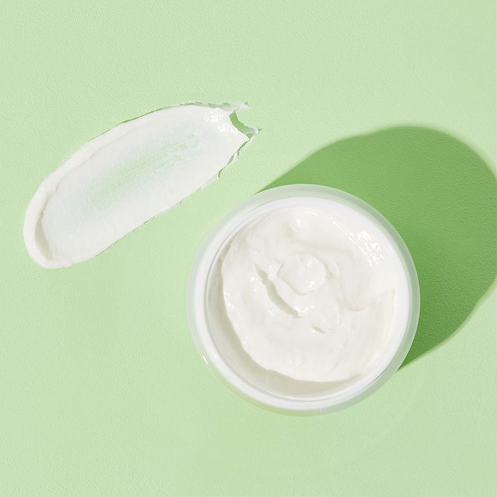 COSRX Centella Blemish Cream, offener Tiegel mit Creme und Klecks daneben.
