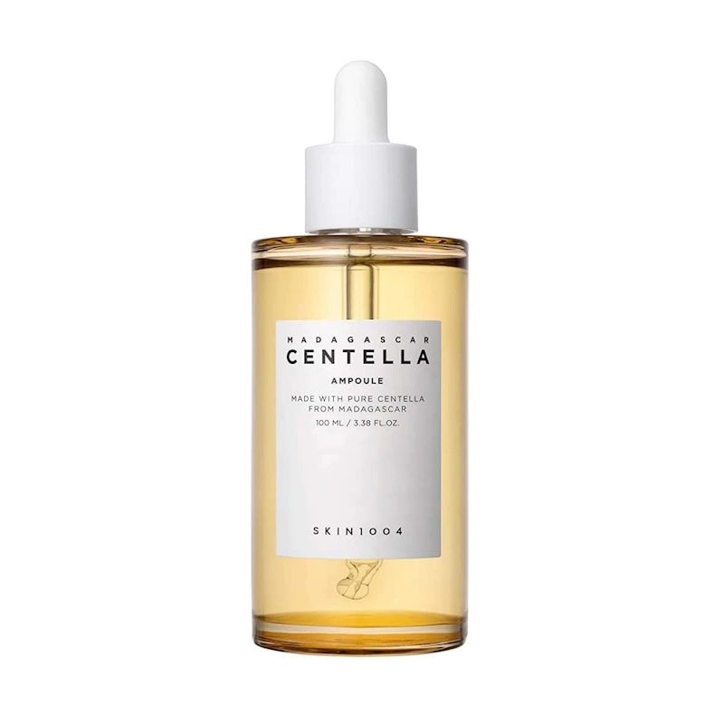 Klare Glasflasche mit gelbem Serum, weißer Kappe und Pipette. Aufschrift: MADAGASCAR CENTELLA AMPULE.