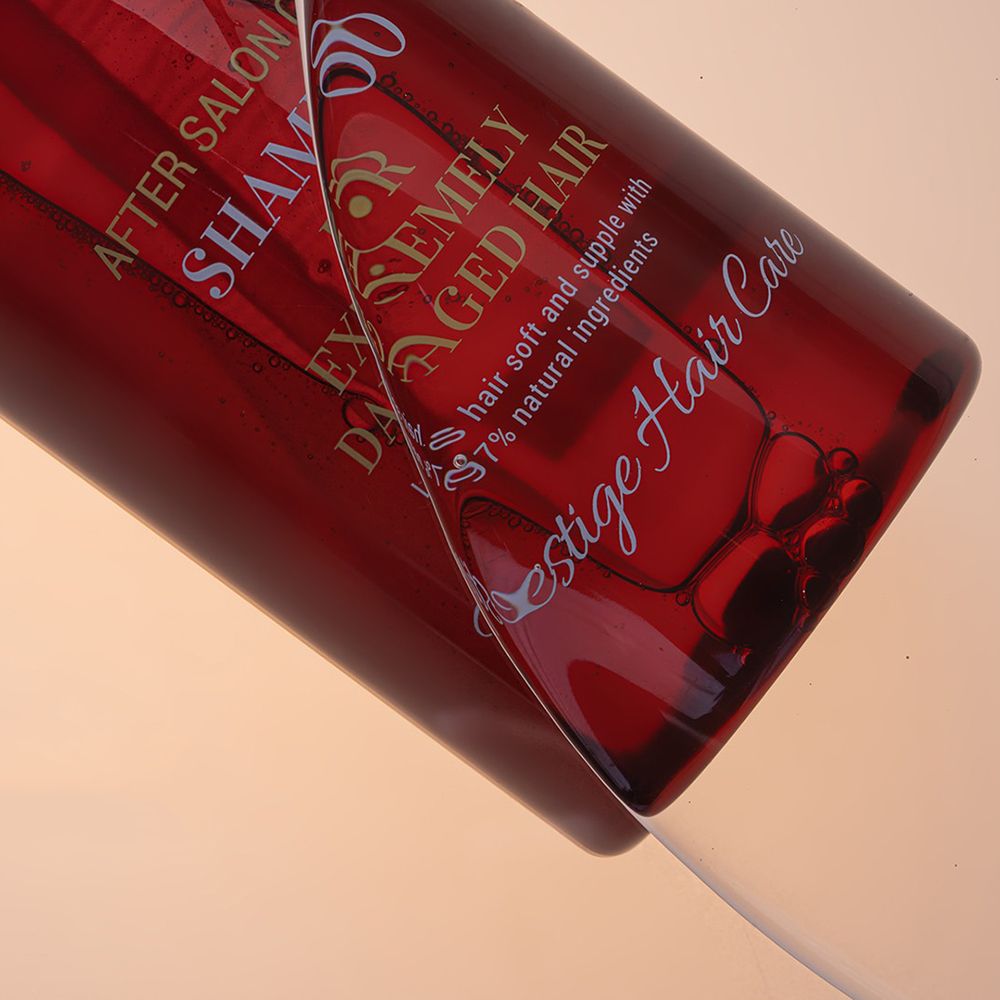 Schräg gestellte braune Shampoo-Flasche. Aufschrift: After Salon Care Shampoo für extrem geschädigtes Haar. Etikett: Prestige Hair Care.