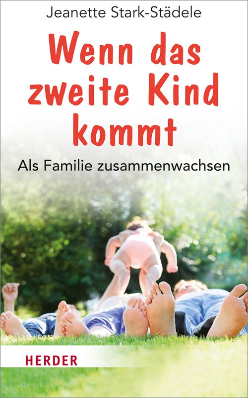 Buchcover: "Wenn das zweite Kind kommt". Titel in Rot. Familie liegt im Gras, Baby wird hochgehalten. Verlag Herder.