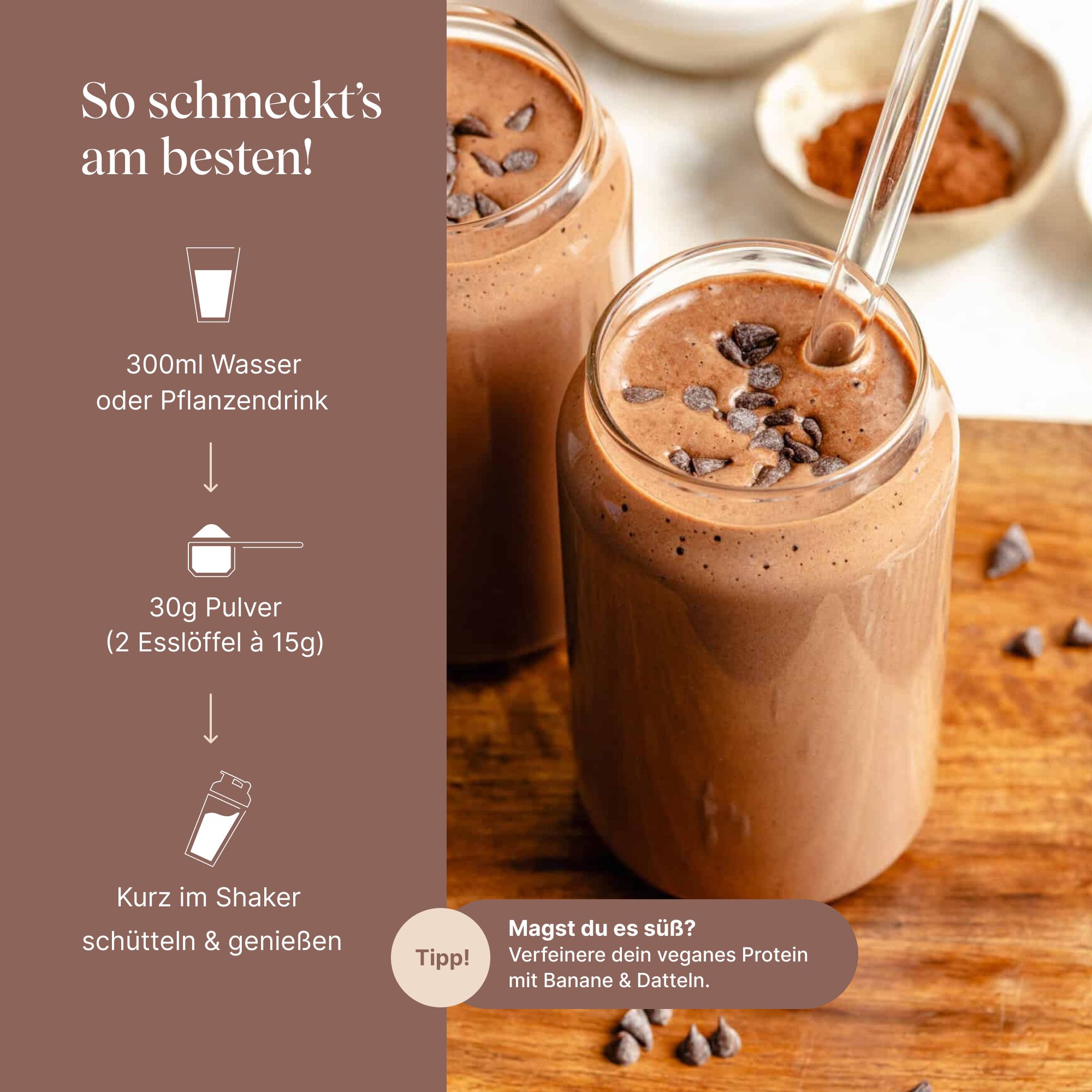 Zwei Gläser mit Schoko-Proteinshake, Strohhalm. Anleitung: 300ml Wasser, 30g Pulver, schütteln. Tipp: Banane & Dattel.