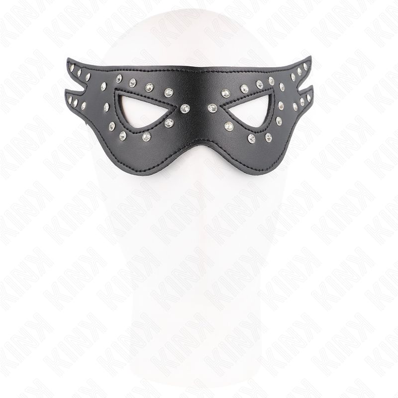 Schwarze Kunstledermaske mit Strasssteinen auf einem weißen Kopf. Flügelartige Form mit Augenöffnungen.