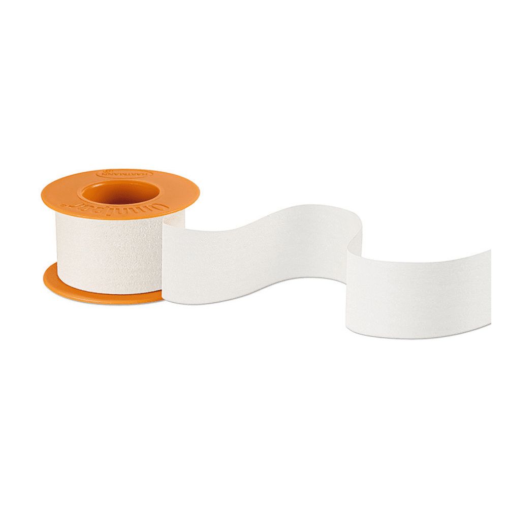 Rolle weißes Pflaster mit orangefarbener Spule. Ein Stück Pflasterband ist abgerollt.