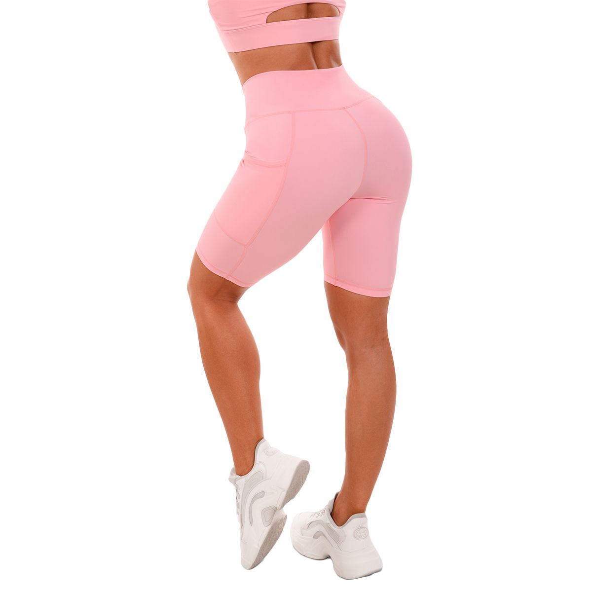 Rückansicht pinker Damen-Biker-Shorts mit Taschen und GymBeam-Logo.