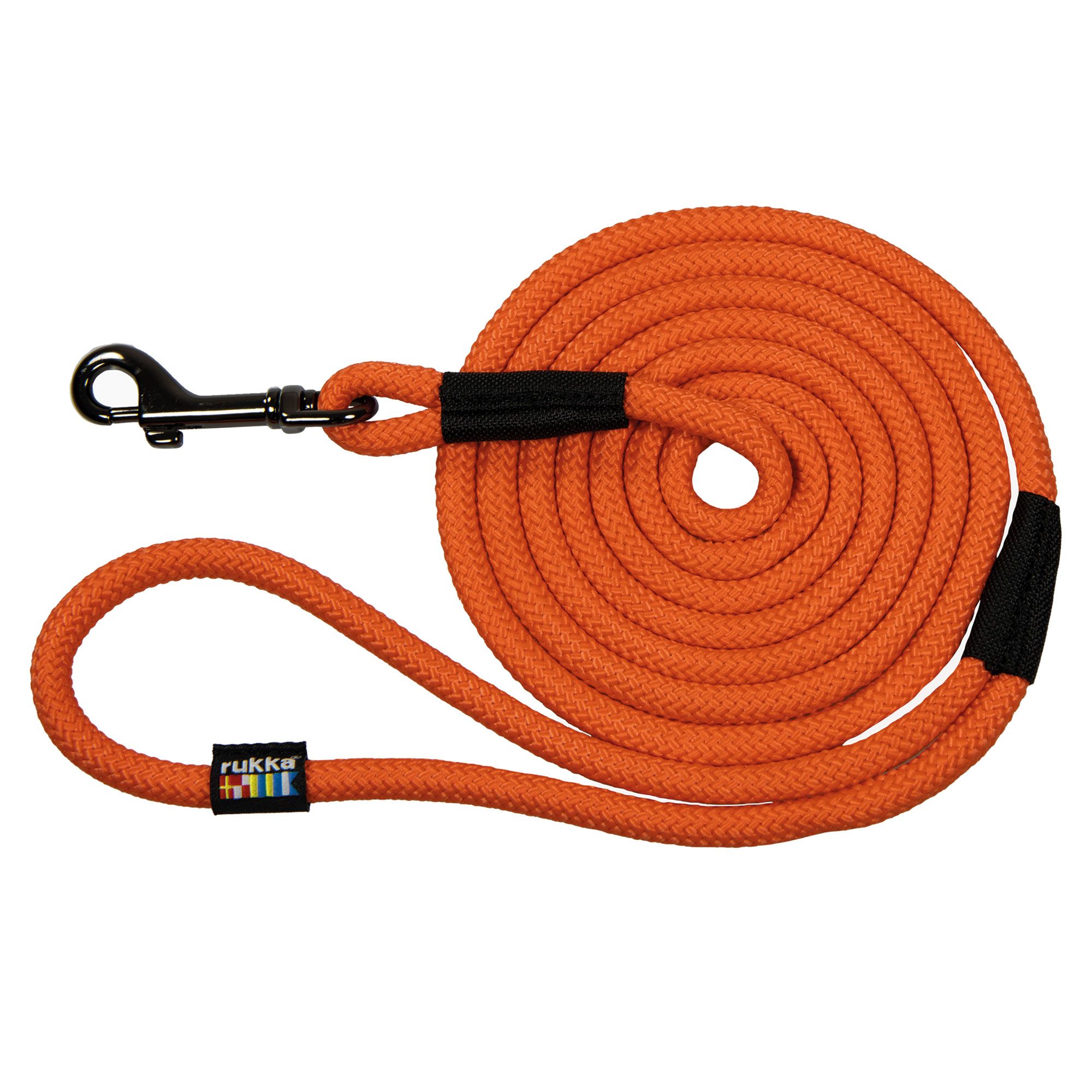 Orangefarbene Hundeleine, gerollt. Schwarzer Karabinerhaken und Griff. Marke Rukka.