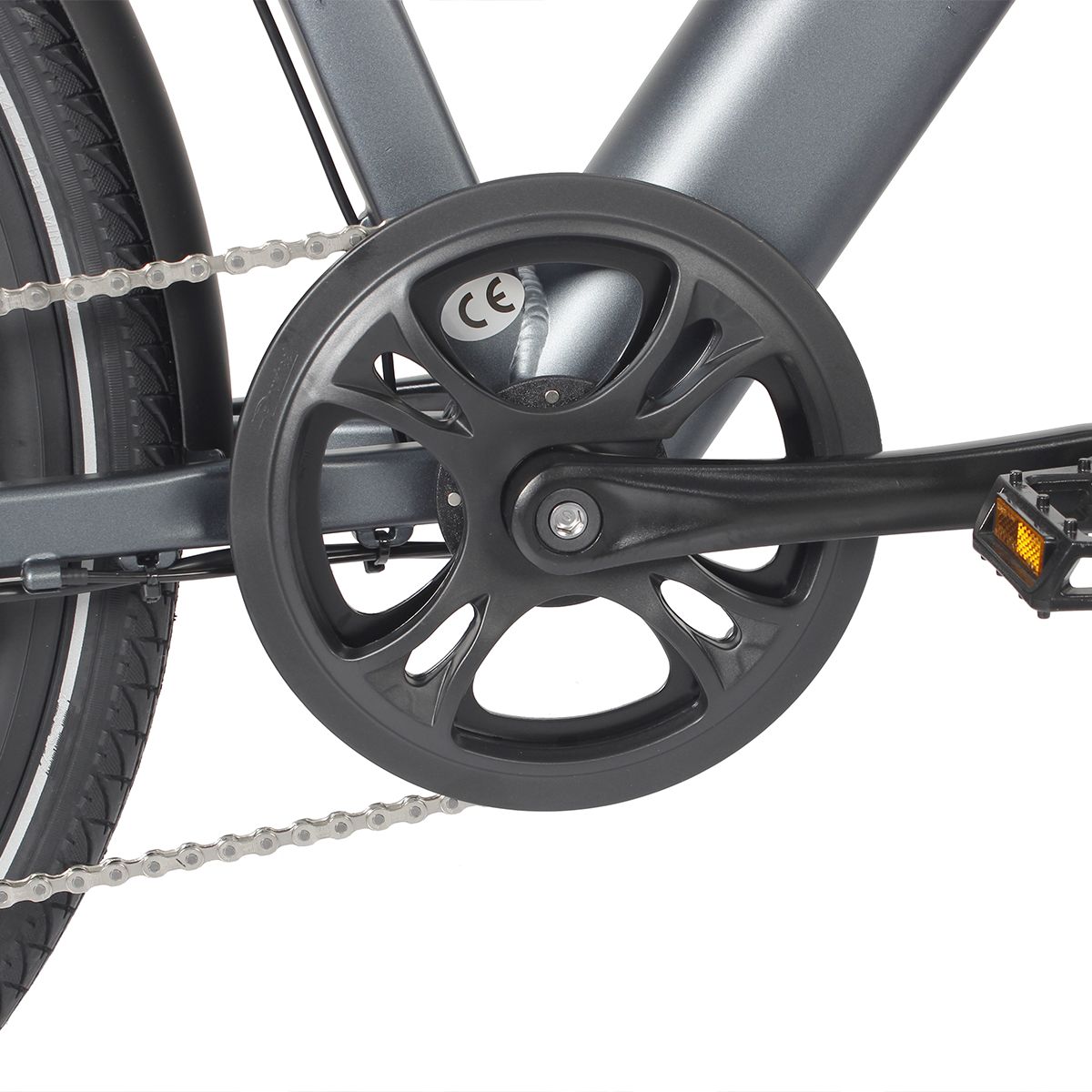 Nahaufnahme des Tretlagers eines grauen Elektrofahrrads. Schwarze Kurbelgarnitur und Kette.