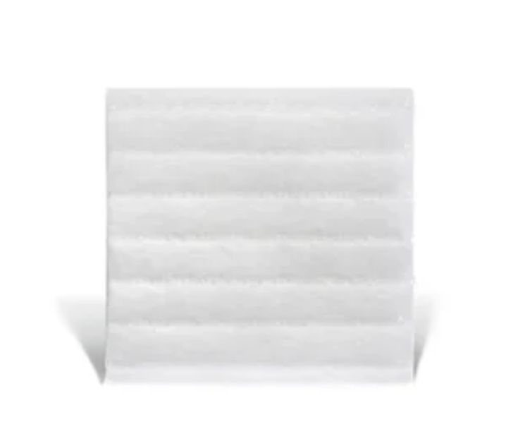 Quadratische Wundauflage mit horizontalen Streifen. Weißes Material.