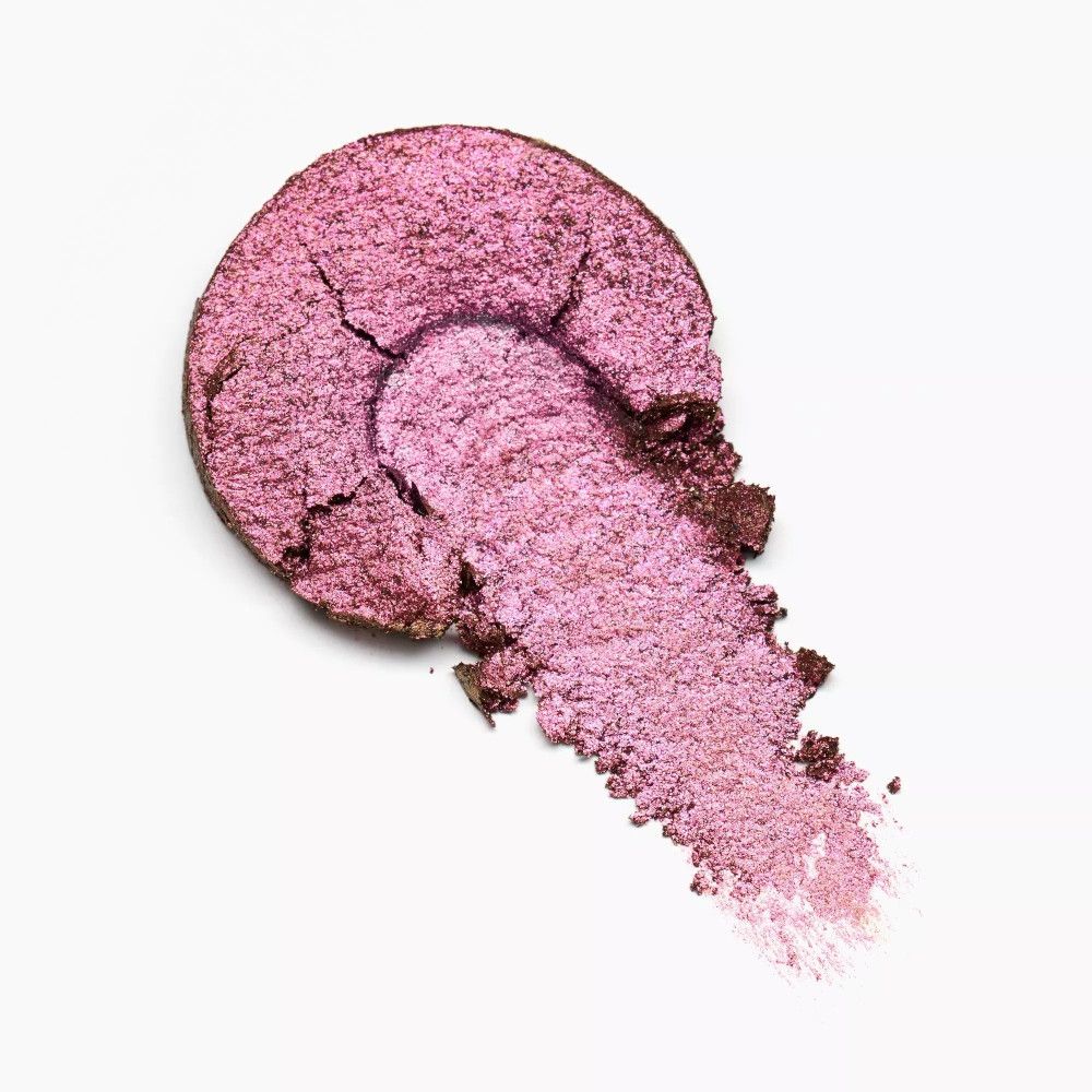 Rosa Lidschatten-Swatches auf weißem Hintergrund. Der Lidschatten ist leicht zerbrochen.