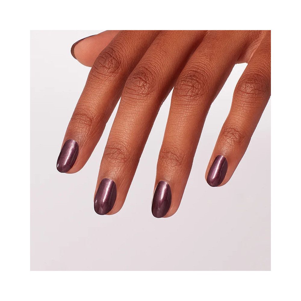 Hand mit lackierten Nägeln. Der Nagellack ist dunkel und glänzend.