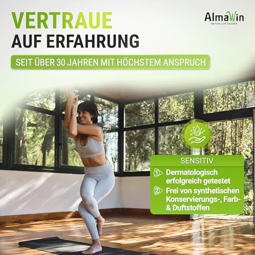 Frau in Yoga-Pose in einem Raum mit großen Fenstern, daneben ein grünes Feld mit Text.