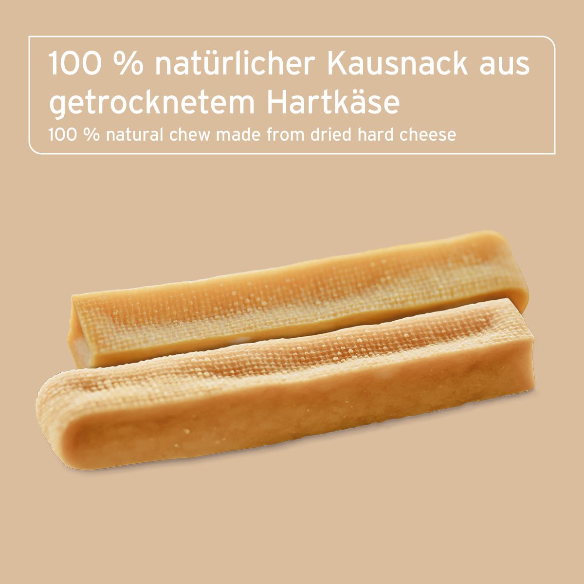 Zwei Käsekauknochen, hellbraun, rechteckig. Text: 100% natürlicher Kausnack aus getrocknetem Hartkäse.