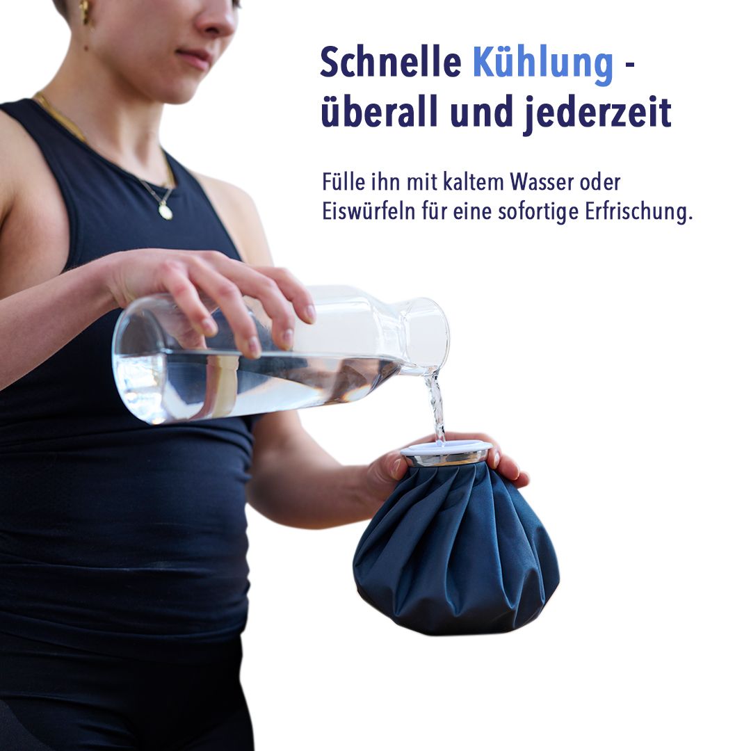 Frau gießt Wasser in eine Wärmflasche. Blaue Wärmflasche mit weißem Verschluss.