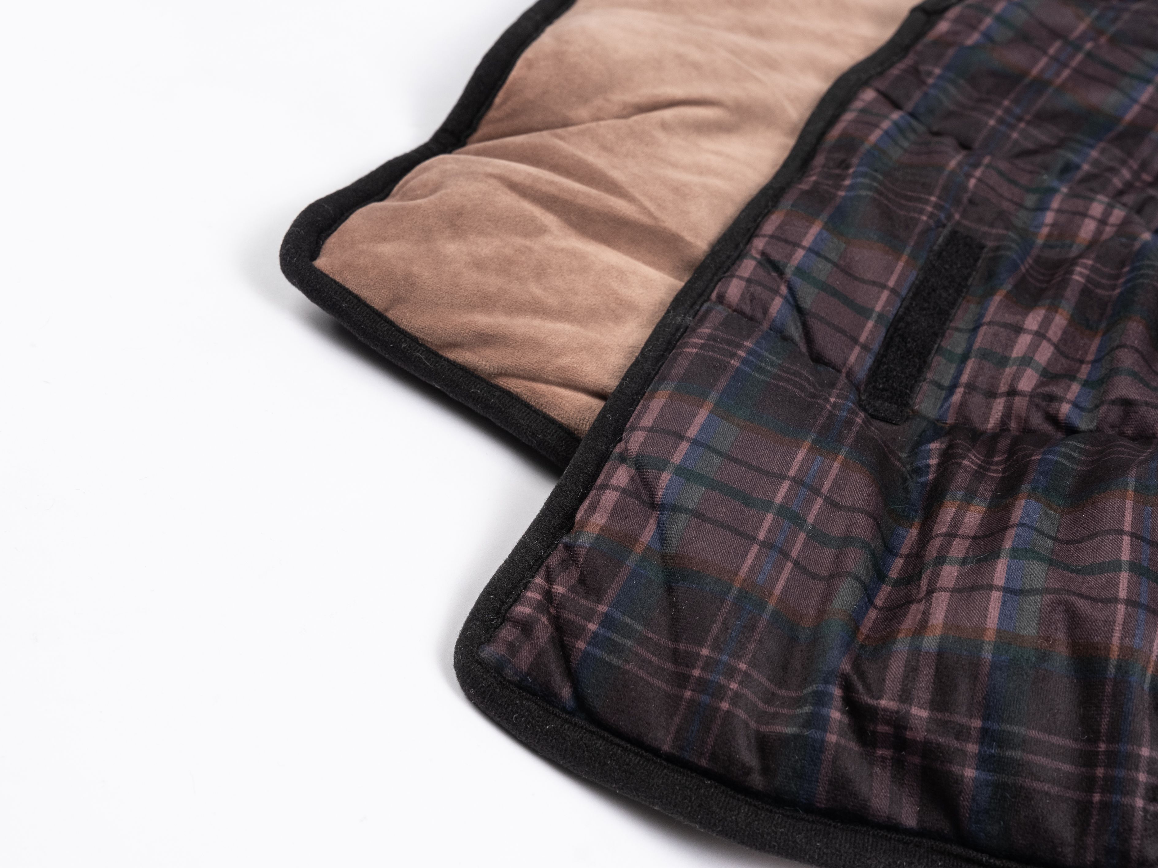 Nahaufnahme der Decke. Oben braun-kariert, unten braun. Schwarzer Rand.