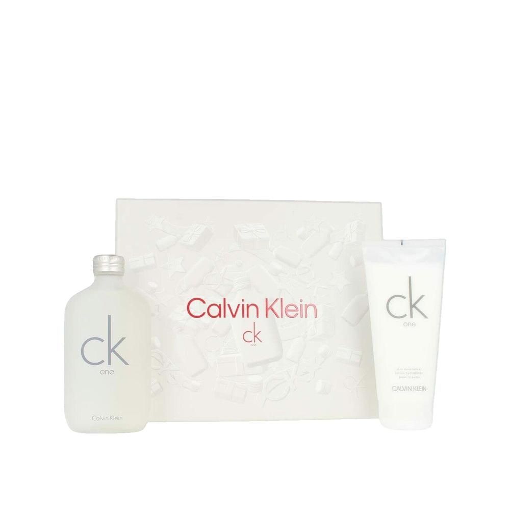 Geschenkset mit Flakon, Creme und Box. Auf der Box steht Calvin Klein. Auf dem Flakon und der Creme steht ck one.