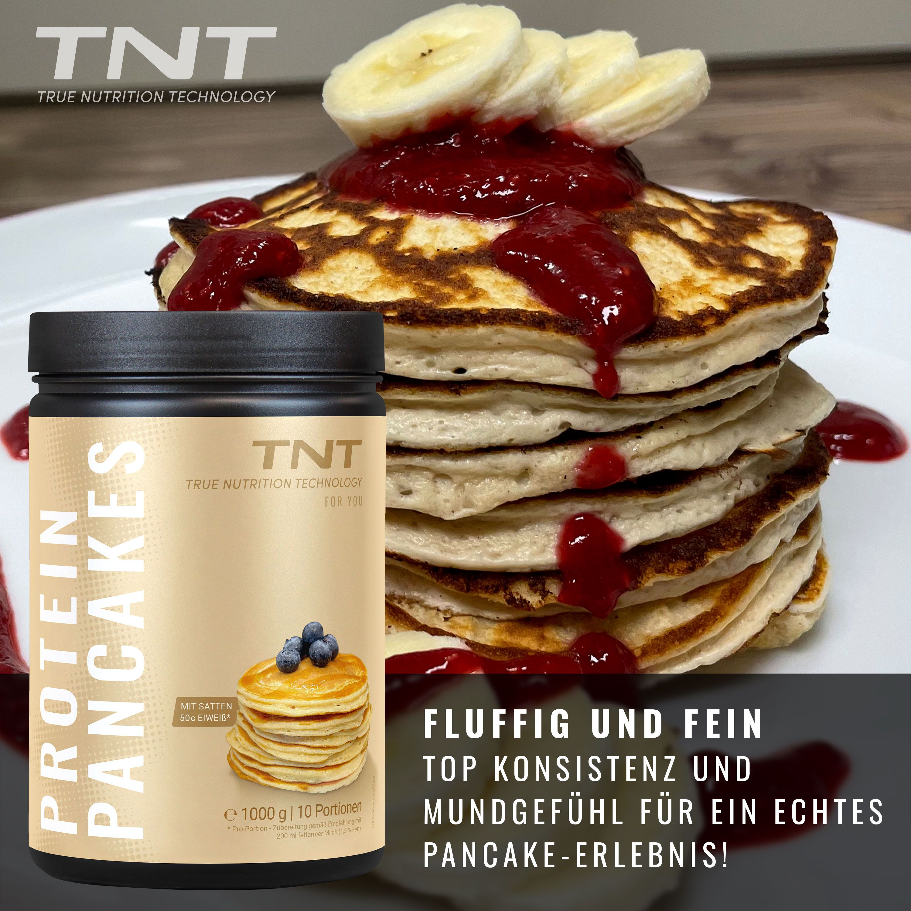 Teller mit gestapelten Pancakes, belegt mit Bananenscheiben und roter Sauce. Dose TNT Protein Pancakes im Hintergrund.