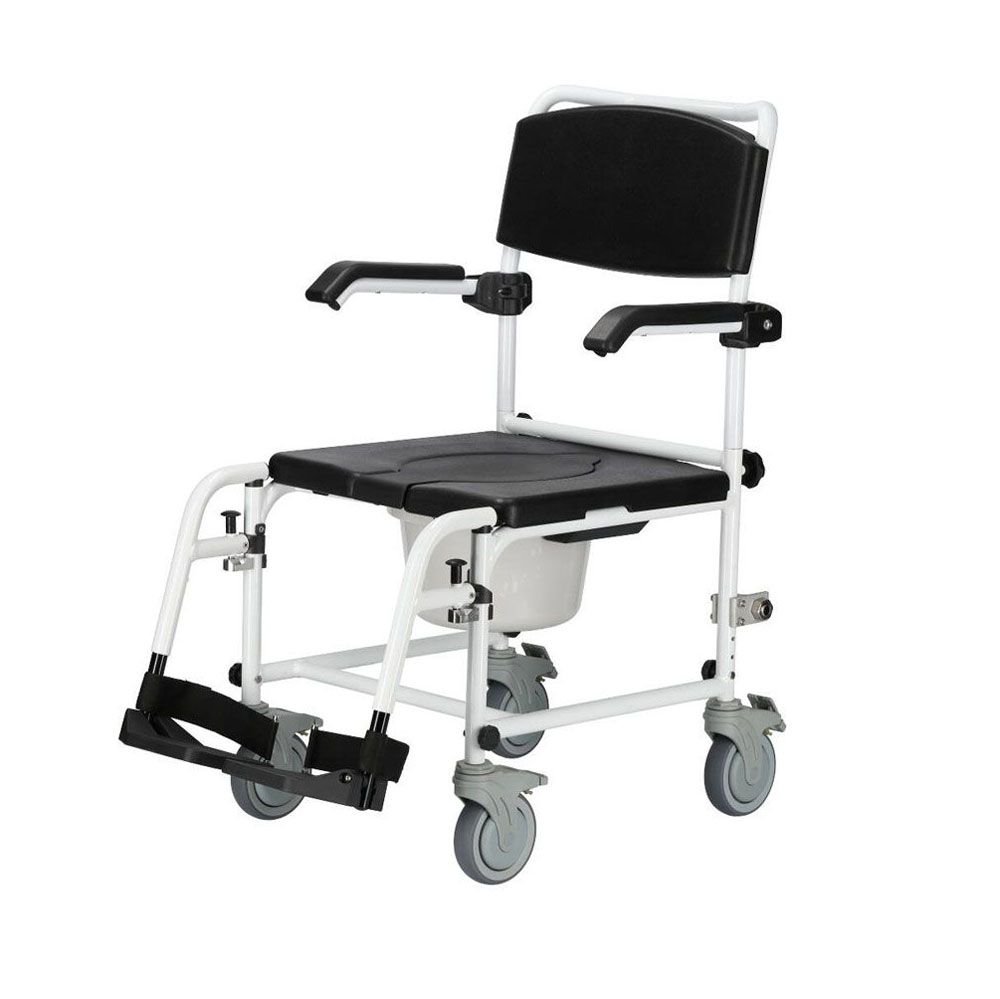 Dusch-Toilettenrollstuhl mit schwarzem Sitz und Rückenlehne. Weißes Gestell, Armlehnen, Fußstützen und Räder. Ansicht von der Seite.