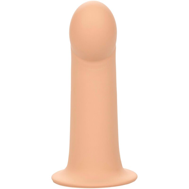 Fleischfarbene Penisverlängerung aus Silikon. Zylindrische Form mit abgerundeter Spitze und breiter Basis. Auf weißem Hintergrund.