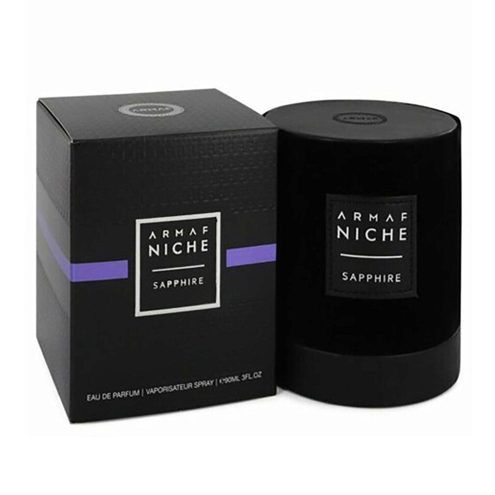 Schwarze Schachtel und zylindrische Dose. Auf beiden: Etikett mit Text: ARMAF NICHE SAPPHIRE. Lila Streifen.