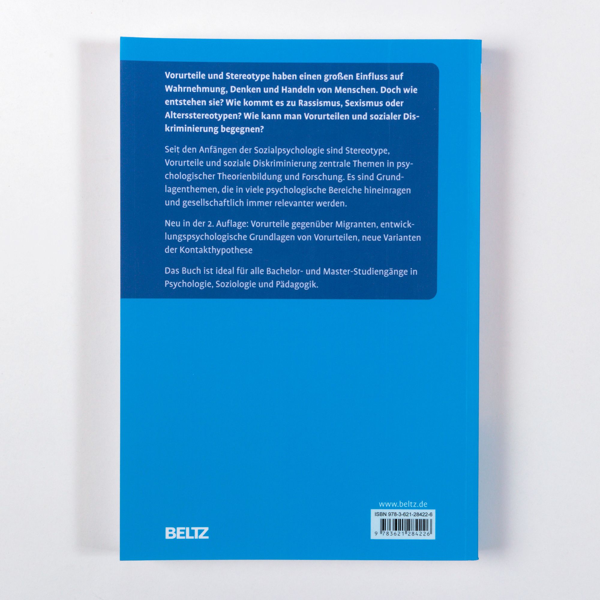 Buchrückseite: Blauer Hintergrund mit Text. Verlag BELTZ. ISBN-Code.