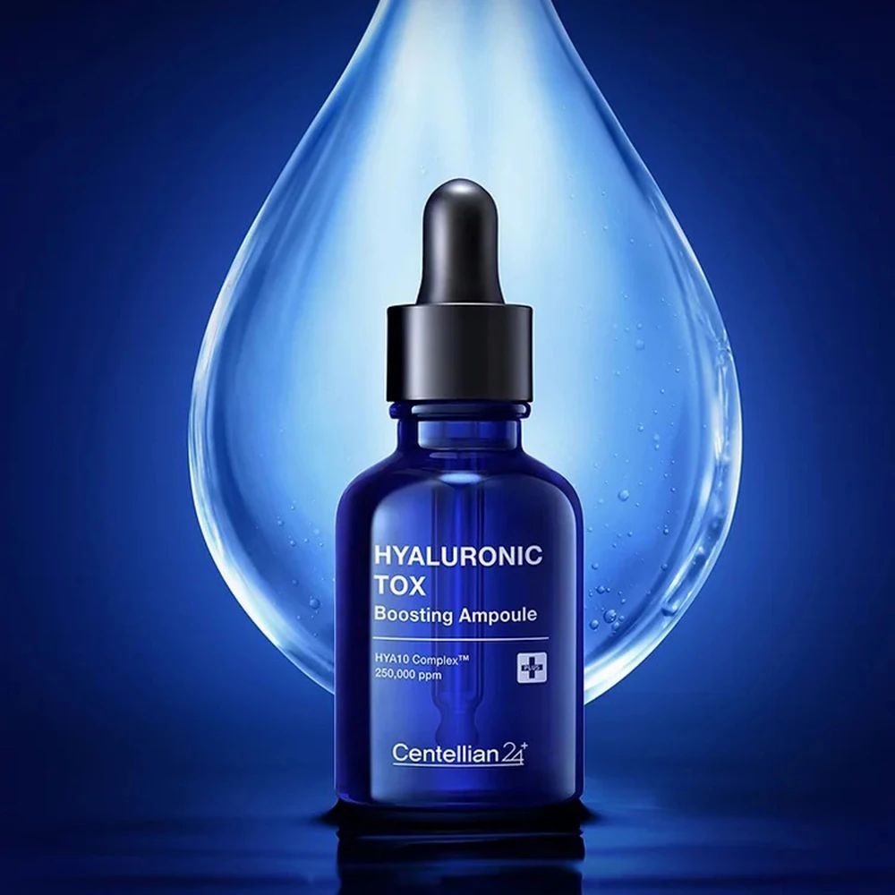 Blaue Flasche mit schwarzem Deckel vor blauem Hintergrund. Aufschrift: HYALURONIC TOX Boosting Ampoule. Marke: Centellian 24.
