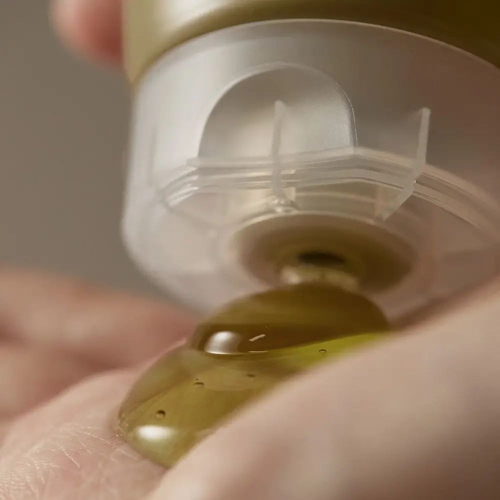 Nahaufnahme: Gel wird aus einer Tube in die Hand gedrückt. Transparentes Gel.