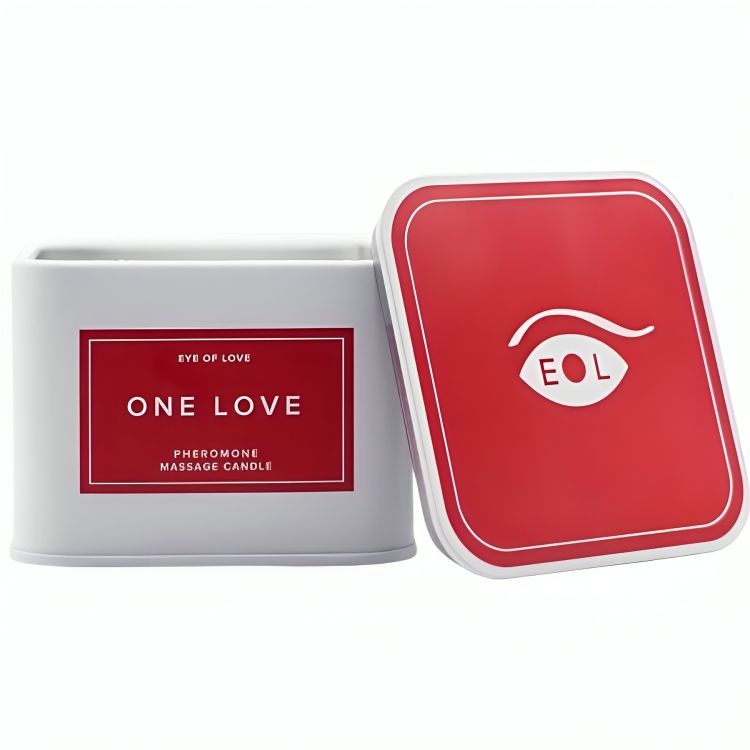 Geöffnete, weisse, quadratische Dose mit rotem Deckel. Auf der Dose steht "Eye of Love - One Love - Pheromone Massage Candle". Der Deckel zeigt ein Auge mit "EOL".