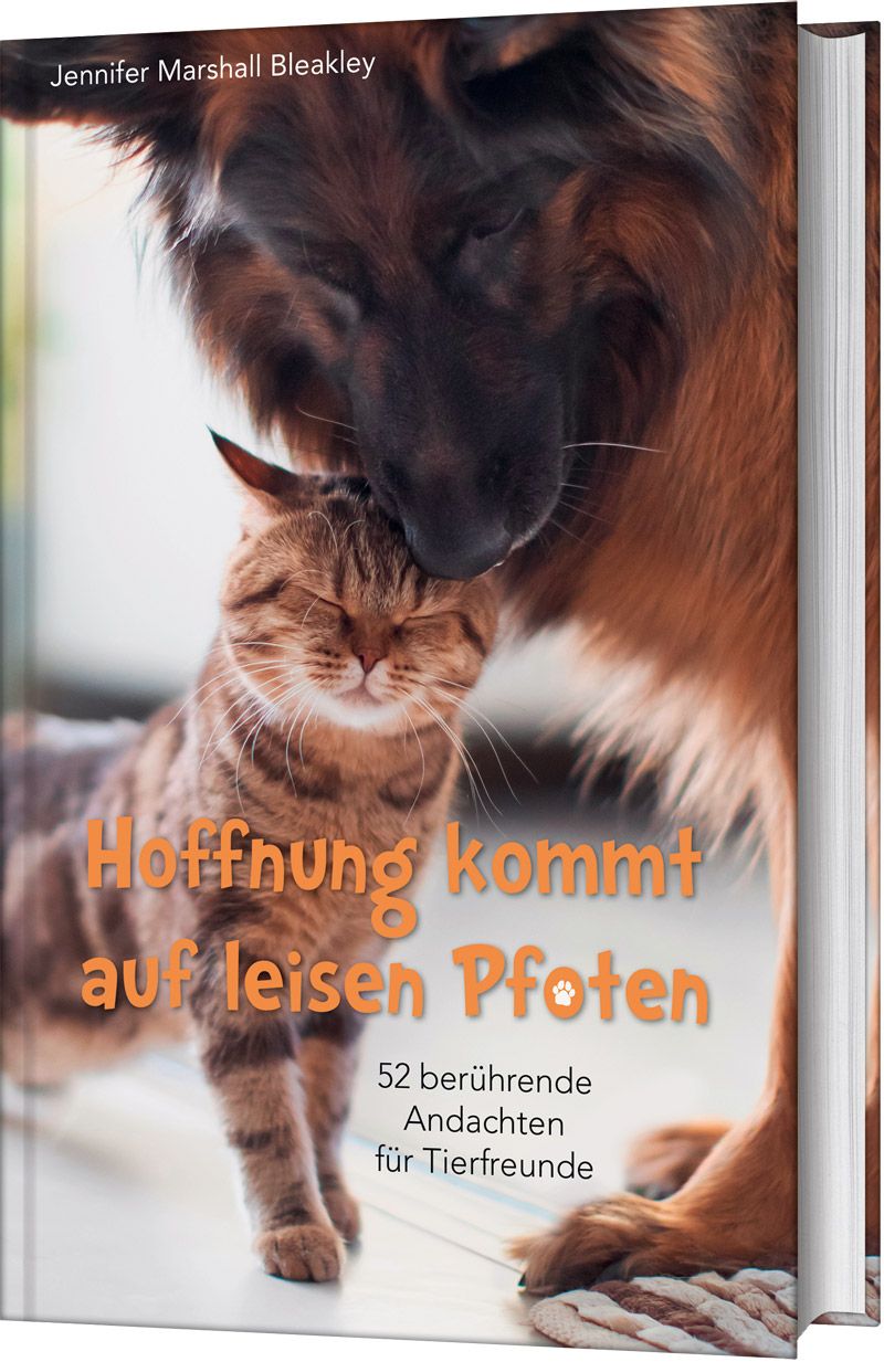Buchcover mit Katze und Hund. Titel: Hoffnung kommt auf leisen Pfoten. Autor: Jennifer Marshall Bleakley. 52 Andachten für Tierfreunde.