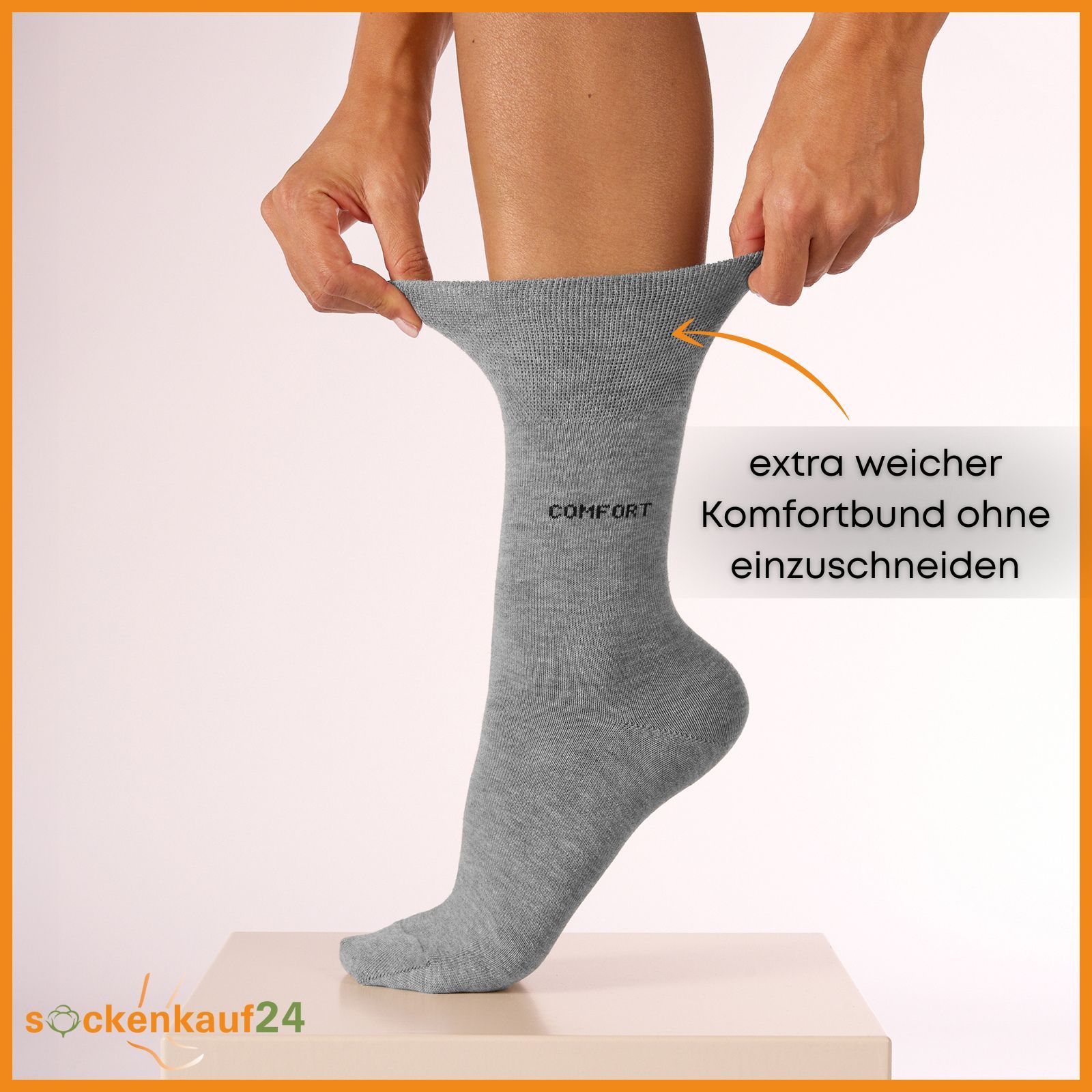 Graue Socke wird gedehnt. Aufschrift "COMFORT". Text: extra weicher Komfortbund ohne einzuschneiden.