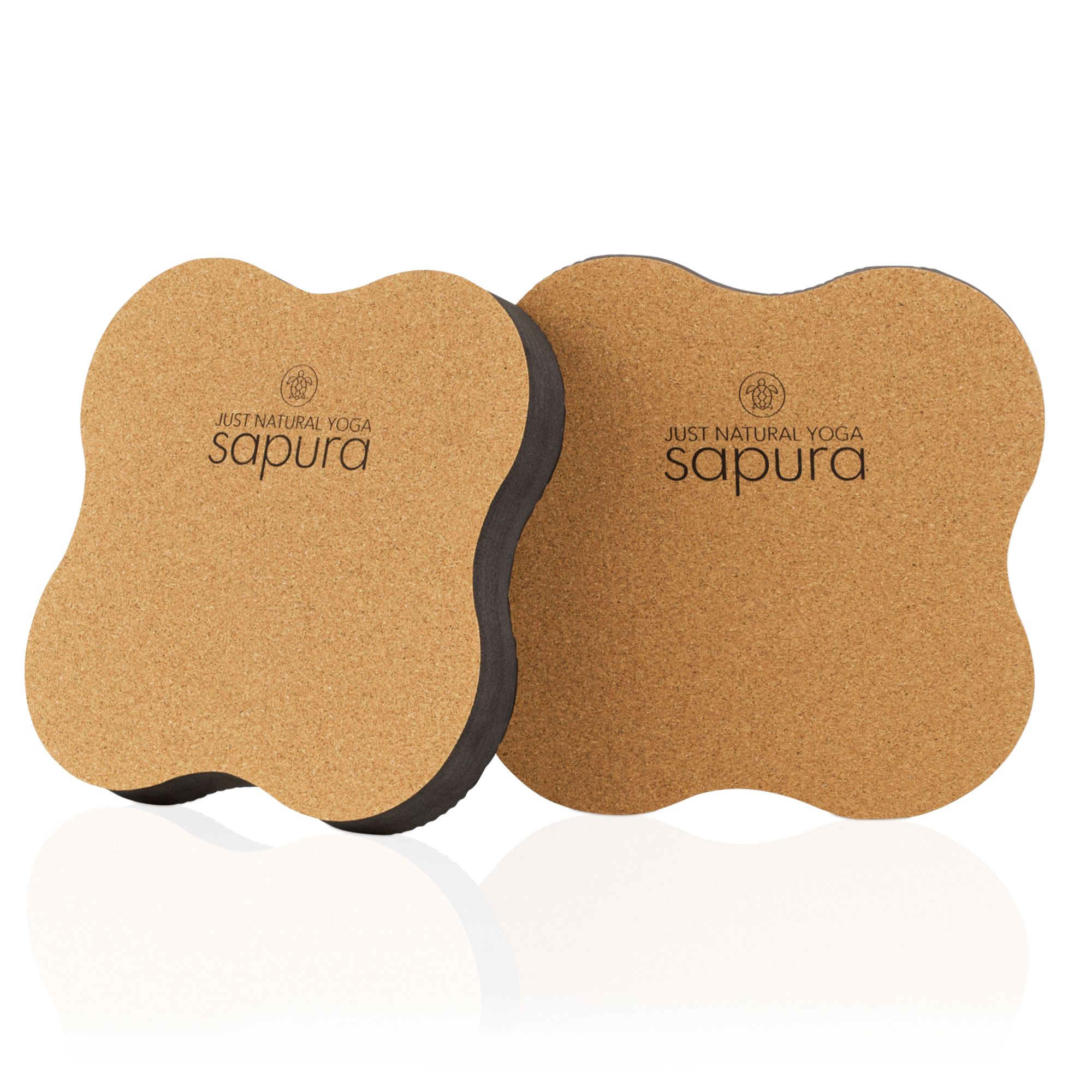 Zwei Yoga-Kniepads aus Kork. Schwarze Ränder, Logo "sapura". Geformt für Knie und Ellbogen.