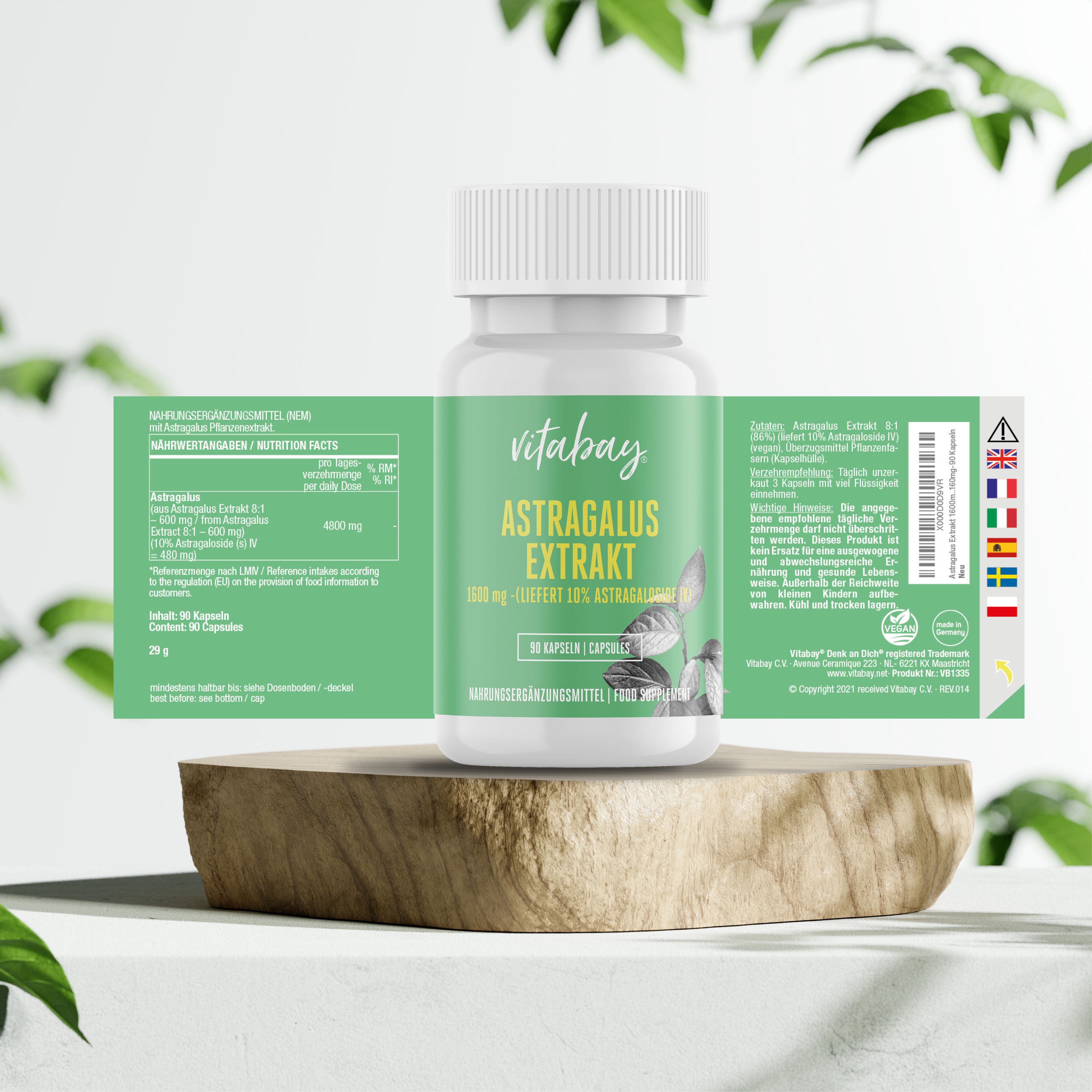 Vitabay Astragalus Extrakt Kapsel auf Holzpodest.
