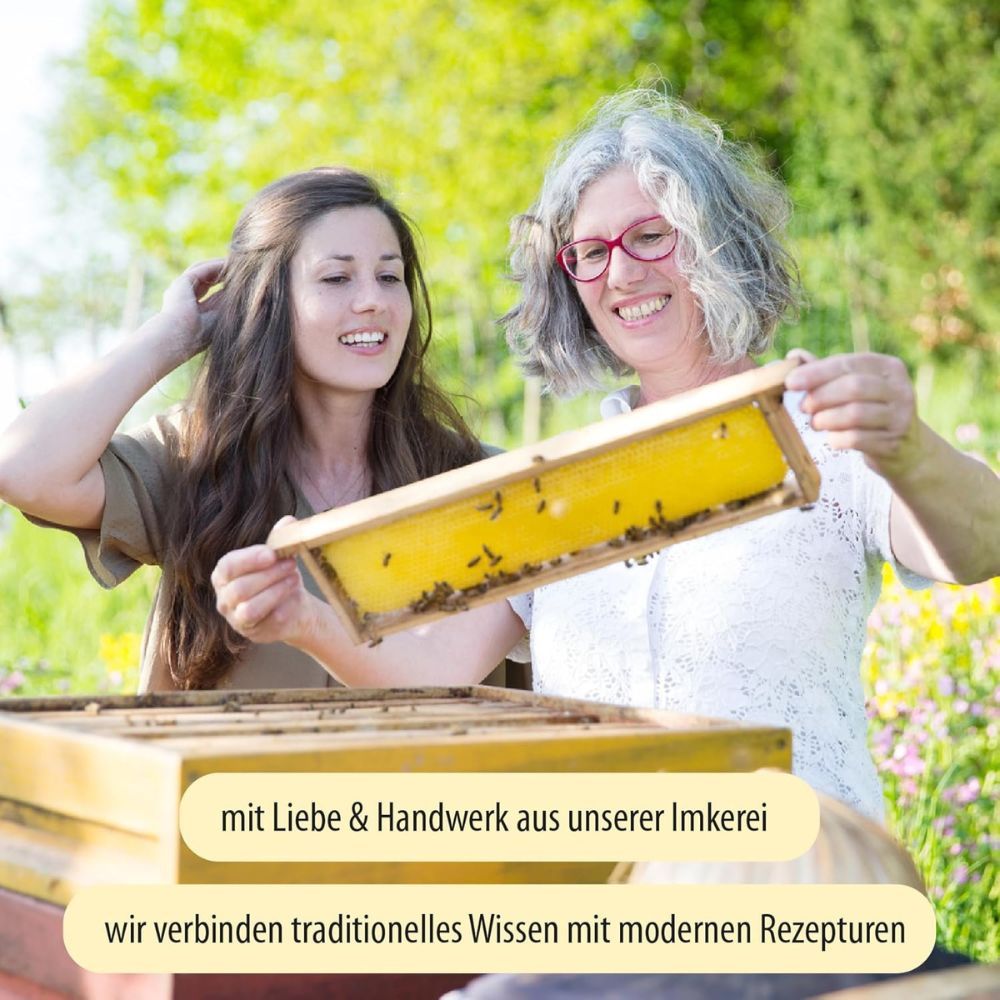 Zwei Frauen halten einen Bienenwabenrahmen. Text: mit Liebe & Handwerk aus unserer Imkerei. Text: wir verbinden traditionelles Wissen mit modernen Rezepturen.