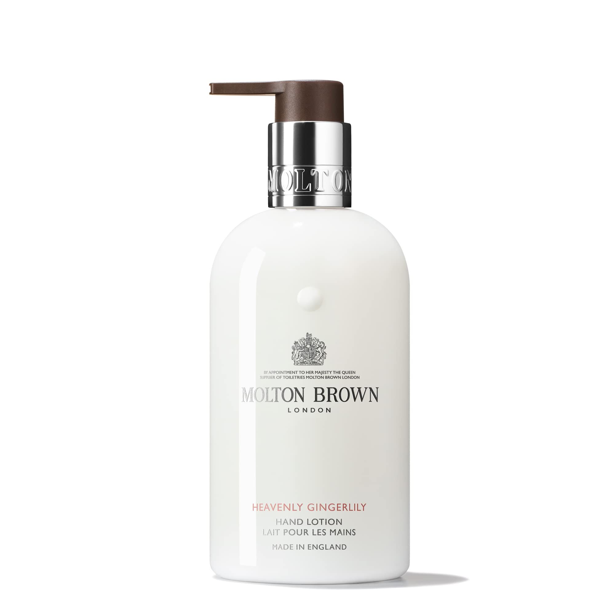 Weiße Handlotion-Flasche mit Pumpe. Silberner Pumpenkopf, braune Spitze. Aufschrift: Molton Brown, Heavenly Gingerlily, Hand Lotion.