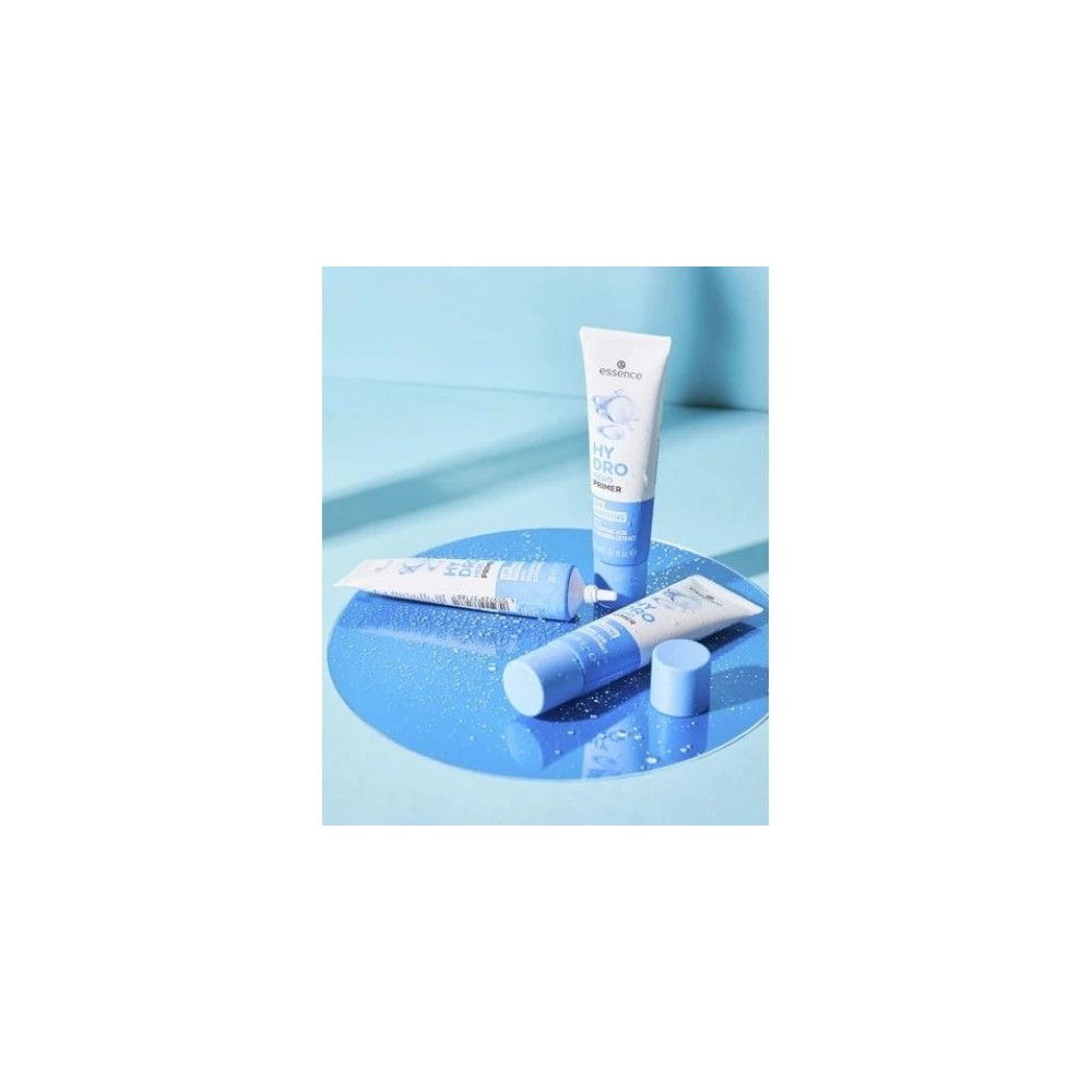 Drei Tuben, blau-weiß, auf blauer Oberfläche. Produktname und Marke sichtbar. Eine Tube liegt, zwei stehen.