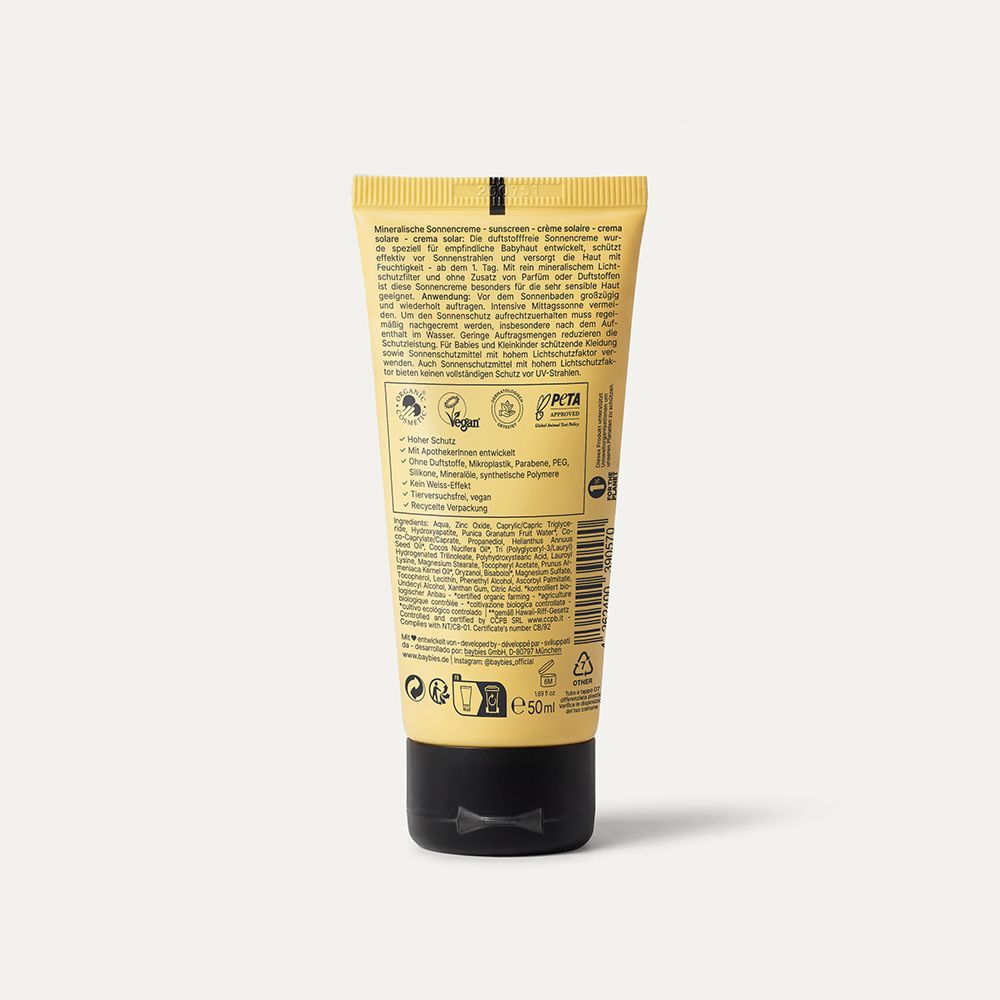 Rückseite einer gelben Sonnencreme-Tube mit Produktinformationen und Siegeln.
