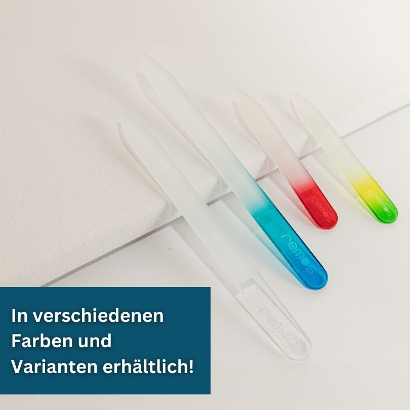 Mehrere Glasnagelfeilen in verschiedenen Farben und Varianten. Auf weißem Hintergrund.