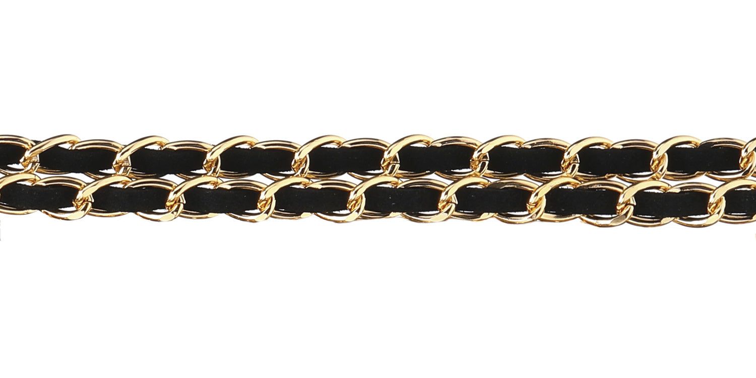 Nahaufnahme einer schwarz-goldfarbenen Brillenkette. Geflochtenes Design, goldfarbene Kettenglieder, schwarzes Band. Auf weißem Hintergrund.
