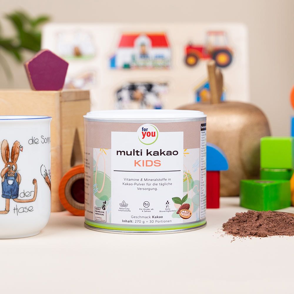 Dose "for you multi kakao KIDS" neben Spielzeug. Aufdruck: Vitamine & Mineralstoffe in Kakao-Pulver. Inhalt: 270 g.