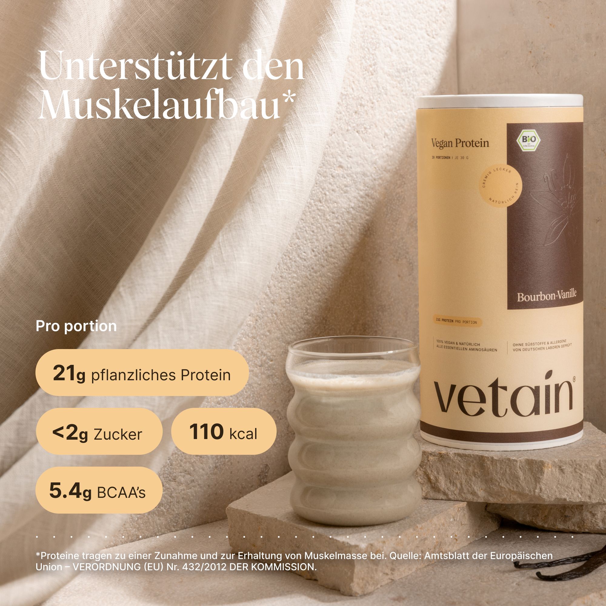 Glas mit veganem Protein-Shake. Aufschrift: 21g pflanzliches Protein, <2g Zucker, 110 kcal, 5,4g BCAAs. Dose Vegan Protein.