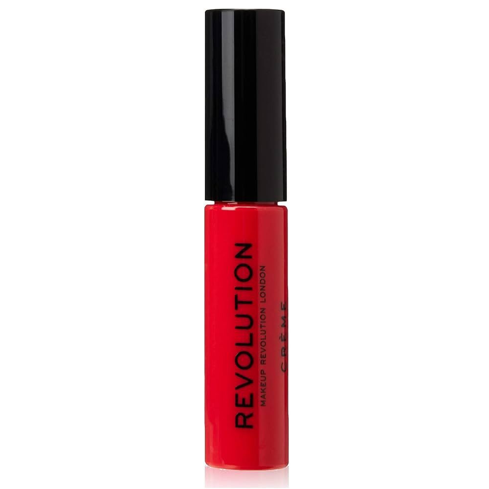 Roter Creme-Lippenstift von Makeup Revolution. Schwarzer Deckel. Produktname und Marke auf der Flasche.