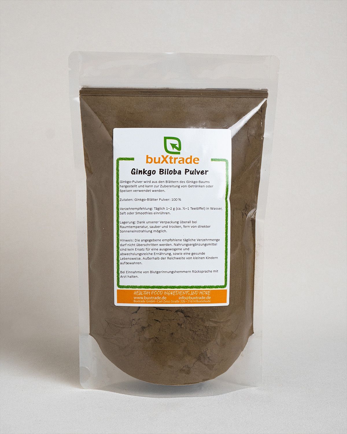Beutel mit buXtrade Ginkgo Biloba Pulver. Transparenter Beutel mit braunem Pulver und Etikett.