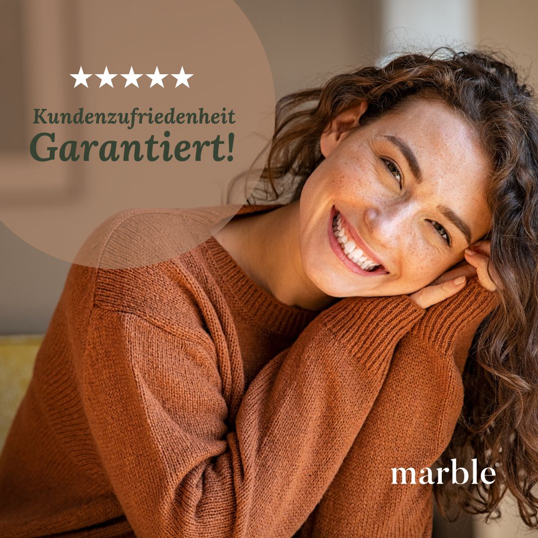 Lächelnde Frau mit marble© Logo. Text: Kundenzufriedenheit Garantiert!