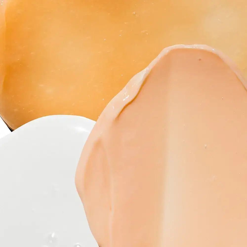 Nahaufnahme von Cremes. Verschiedene Farben und Texturen. Keine Produktnamen oder Marken sichtbar.