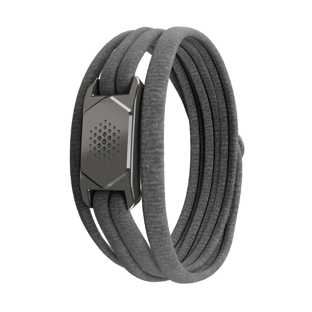 Graues Armband mit einem rechteckigen, dunklen Element. Das Armband besteht aus mehreren Strängen. Das Element hat ein Lochmuster.