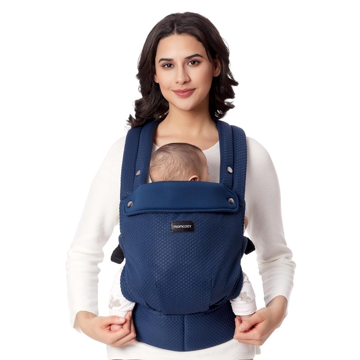 Blaues Babytragetuch, getragen von einer Frau. Das Baby ist im Tragetuch. Momcozy-Logo sichtbar.