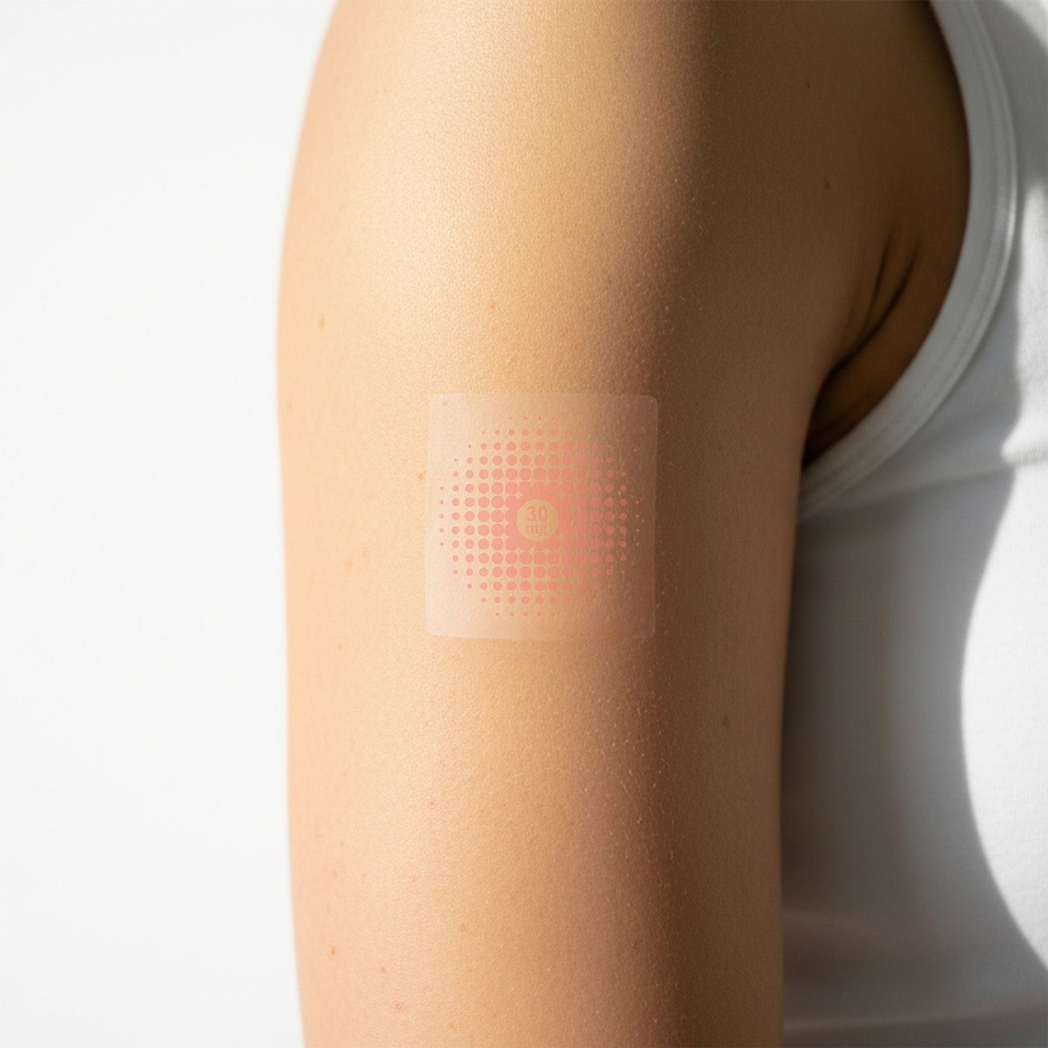 CBD-Pflaster auf Arm. Quadratisch, transparent mit rotem Punktmuster. Auf der Haut angebracht.