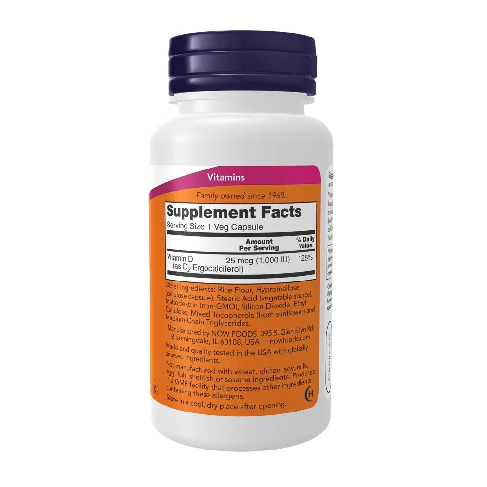 Rückseite der weißen Flasche. Orangefarbenes Etikett mit Nährwertangaben. Marke: NOW. Enthält Vitamin D.