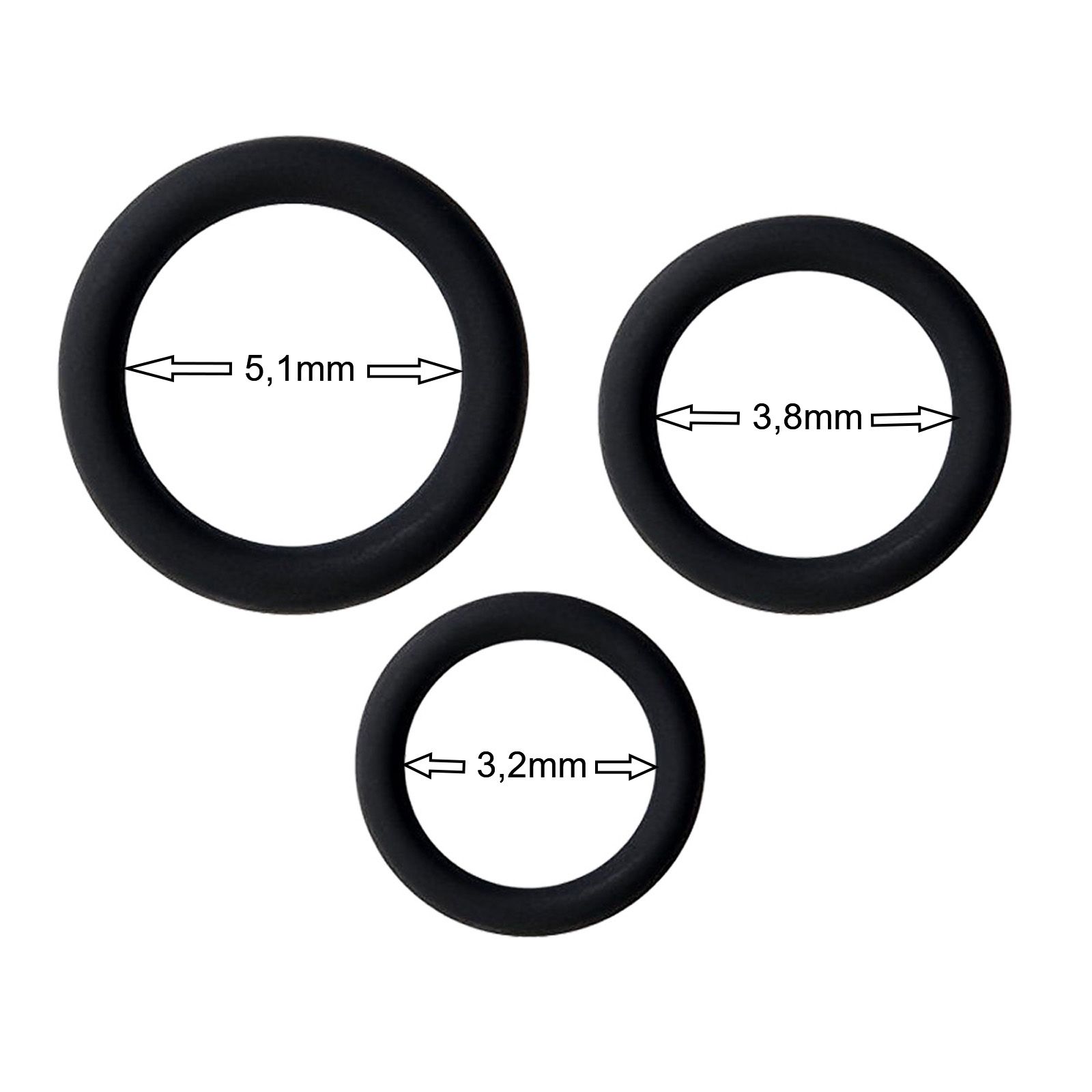 Drei schwarze Penisringe aus Silikon. Größenangaben: 5,1 mm, 3,8 mm, 3,2 mm. Kreisförmig, glatte Oberfläche.